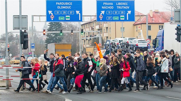 Hlavn studenti pili v Hradci Krlov demonstrovat ped magistrt proti kcen strom kolem eky Orlice (11.12.2013).