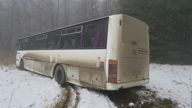 Nehoda autobusu u Novho Hrdku na Nchodsku (13.12.2013).
