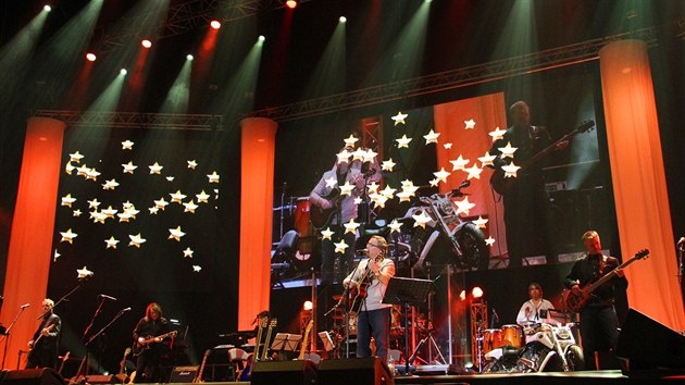 Dalibor Janda se louil s koncertovnm a slavil edestiny 17. prosince 2013 v prask O2 arn.