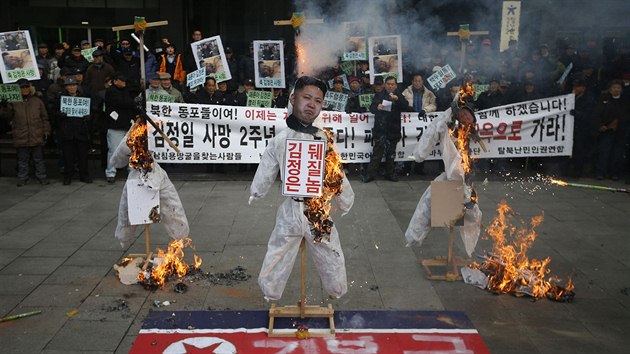 V jihokorejskm Soulu lid naopak protestovali. Na snmku ho podobizny t severokorejskch vdc: Kim Ir-sena, Kim ong-ila a Kim ong-una, kter se moci v zemi ujal po smrti svho otce.