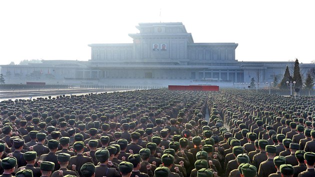 Vojci severokorejsk lidov armdy psahali vrnost mladmu vdci Kim ong-unovi. (Pchjongjang, 16. prosince 2013).