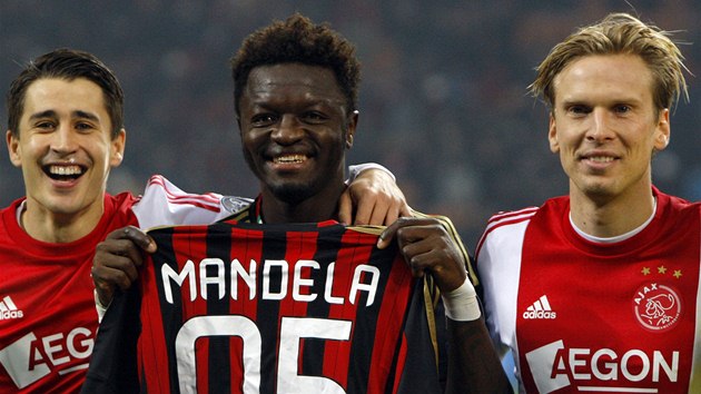 VZPOMNKA. Sulley Muntari z AC Miln dr ped utknm s Ajaxem Amsterdam dres vnovan pamtce Nelsona Mandely.