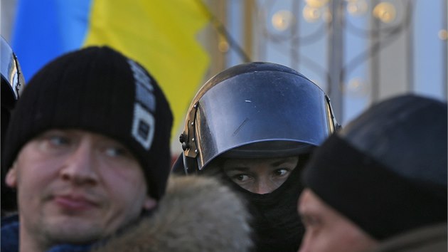 Provldn demonstranti v centru Kyjeva vyjdili podporu prezidentu Viktoru Janukovyovi a snahm vldy roziovat hospodsk styky s Ruskem. (14. 12. 2013)