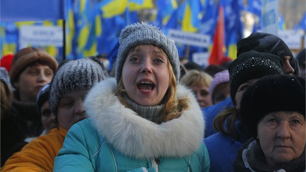 Provldn demonstranti v centru Kyjeva vyjdili podporu prezidentu Viktoru Janukovyovi a snahm vldy roziovat hospodsk styky s Ruskem. (14. 12. 2013)