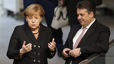 Angela Merkelová a její hlavní koaliní partner, éf SPD Sigmar Gabriel (17....