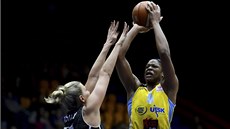 Střílí Kia Vaughnová z USK Praha, brání Lina Pikciuteová z celku Kibirkstis Střílí Kia Vaughnová z USK Praha, brání Lina Pikciuteová z celku Kibirkstis