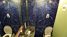 Vlak ruských eleznic, obnovená linka Moskva-Praha-Moskva. Toalety u vypadají...