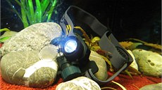 Díky skvělému těsnění můžete čelovku využít i pod vodou. Díky skvělému těsnění můžete čelovku využít i pod vodou.