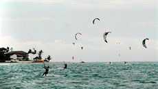 V pozdních odpoledních hodinách je na kitesurfaské plái runo i mimo hlavní...