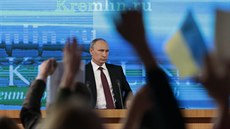 Ruský prezident Vladimir Putin bhem tiskové konference vysílané státní...