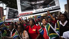 I pietní akt za zesnulého bojovníka proti apartheidu skýtá prostor pro reklamu...