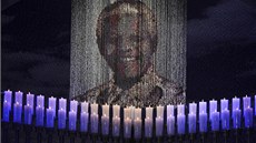 95 svíek a portrét Nelsona Mandely na jeho pohbu v Qunu (15. prosince 2013)