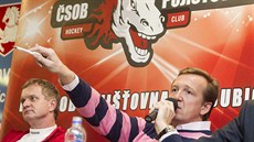 Trenér Zdeněk Venera (vlevo) a majitel pardubického hokejového klubu Roman... Trenér Zdeněk Venera (vlevo) a majitel pardubického hokejového klubu Roman...