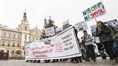 Studenti Gymnázia Vysoké Mýto protestují ped Krajským úadem proti sluování a...