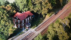 elezniní stanice Rynoltice v Luických horách je zasazena do zelen a v...