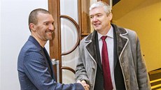 Tomáš Pitr (vlevo) se vítá s Miroslavem Provodem před jednáním Vrchního soudu v... Tomáš Pitr (vlevo) se vítá s Miroslavem Provodem před jednáním Vrchního soudu v...