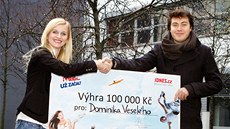 Kristýna Kreplová z marketingu iDNES.cz předává šek na 100 tisíc Dominiku Kristýna Kreplová z marketingu iDNES.cz předává šek na 100 tisíc Dominiku