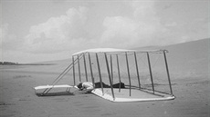 Kluzák tsn po pistání v roce 1901. Na snímku je dobe patrná stopa letounu....