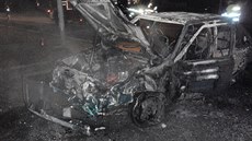 Nabouranou taxikářskou felicii po nehodě definitivně zničily plameny. Nabouranou taxikářskou felicii po nehodě definitivně zničily plameny.
