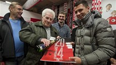 Legendy fotbalové Slavie slavnostně pokřtily kalendář Hvězdná Slavia. Na... Legendy fotbalové Slavie slavnostně pokřtily kalendář Hvězdná Slavia. Na...