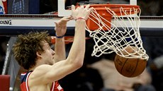 Jan Veselý z Washingtonu při efektní smeči. Jan Veselý z Washingtonu při efektní smeči.