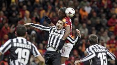 HLAVIKOVÝ SOUBOJ. Útoník Didier Drogba z Galatasaraye Istanbul se pustil do...