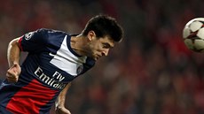 HLAVIKA. Javier Pastore z Paris St. Germain hlavikuje v zápase Ligy mistr.