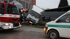 Hasii museli postupovat opatrn, hrozilo toti pevrácení náklaáku.