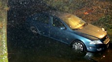 Řidič octavie v husté mlze ztratil orientaci a skončil s autem v potoce. Řidič octavie v husté mlze ztratil orientaci a skončil s autem v potoce.