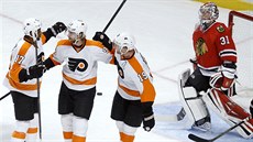 Jakub Voráček (druhý zleva) z Philadelphie se raduje se spoluhráči Waynem... Jakub Voráček (druhý zleva) z Philadelphie se raduje se spoluhráči Waynem...