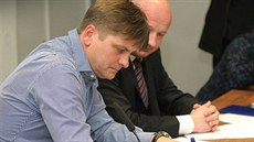 Nový trenér plzeských fotbalist Duan Uhrin podepisuje smlouvu.