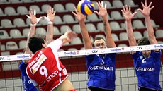 Michal Čechmánek a Igor Rehák blokují útok Olympiakosu. Michal Čechmánek a Igor Rehák blokují útok Olympiakosu.