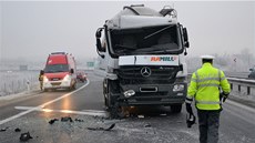 Nehoda se stala u sjezdu z R6 na Jeniov u Karlových Var.