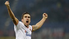 PENALTA. Kevin Strootman z AS ím promnil pokutový kop proti AC Milán. 