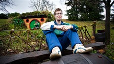 Obdivovatel Tolkiena Svatoslav Hofman staví svůj Hobitín v Šedivinách v... Obdivovatel Tolkiena Svatoslav Hofman staví svůj Hobitín v Šedivinách v...