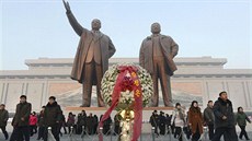 Sousoí zakladatele KLDR Kim Ir-sena a jeho syna Kim ong-ila na návrí Mansude...