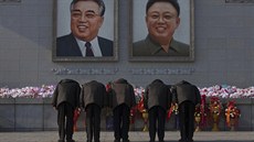 Lidé se pi výroí smrti Kim ong-ila klanli portrétm vdc KLDR....