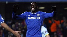 ROZZÁENÝ ÚTONÍK. Demba Ba oslavuje vedoucí gól Chelsea proti Steaue Bukure.