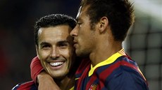 GRATULANT. Barcelonský Neymar (vpravo) blahopeje ke gólu Pedrovi.