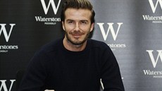David Beckham se svou knihou David Beckham v londýnském knihkupectví (19....