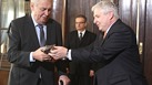 Prezident Milo Zeman dal premirovi Jimu Rusnokovi k Vnocm malou sochu lva