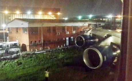 Nehoda letadla British Airways na letiti v Johannesburgu.