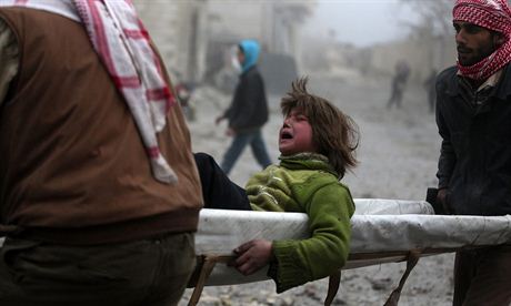 Obyvatelé Damaku odnáejí dít zranné pi ostelování povstaleckých tvrtí...