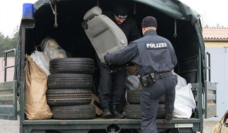 Policisté objevili díly z více ne 120 aut. Ilustraní snímek