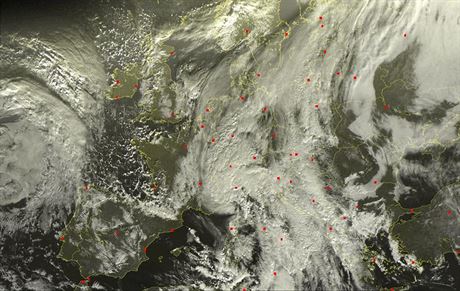 Na satelitním snímku Evropy je patrný vliv takzvaného fénu (föhnu) na eskou...
