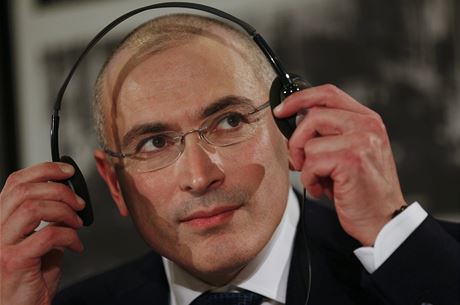 Ruský oligarcha Michail Chodorkovskij na tiskové konferenci 36 hodin po svém