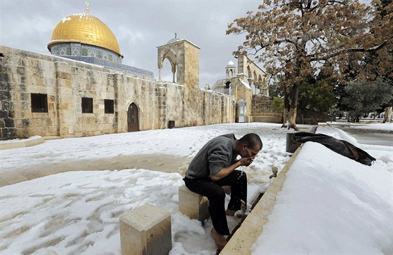 Palestinský muslim se chystá k modlitb u Skalnído dómu na Chrámové hoe.