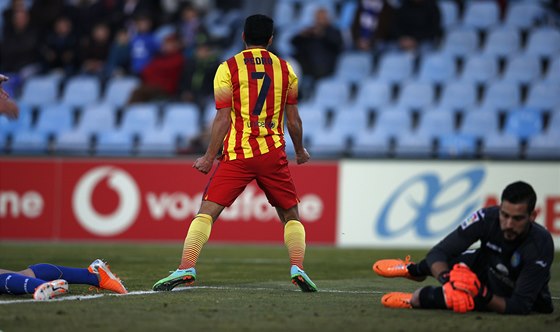 HATTRICK. Pedro, kídelní útoník Barcelony, oslavuje svj tetí gól do sít