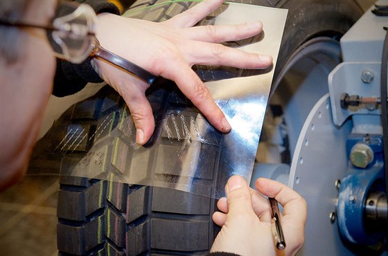 Nauit se runímu vyezávání pneumatik trvá thruba dva roky, zhotovené kusy od...