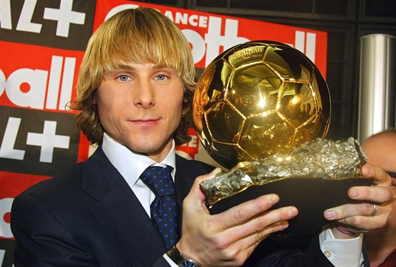 FOTBALOVÝ KRÁL. Pavel Nedvd se Zlatým míem za rok 2003.